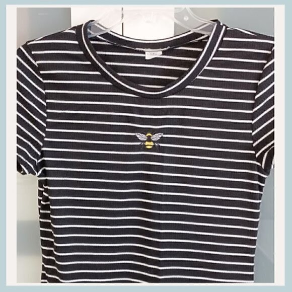 🐝 Super Cute Black & White Striped Dress with Bee Detail 🐝 - Picture 3 of 5